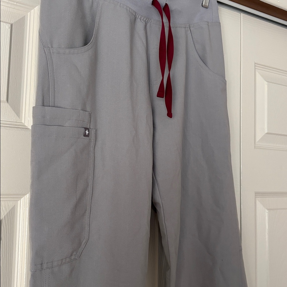 Figs Women’s Yola Skinny Scrub Pants in Cement, size Small - Picture 7 of 12